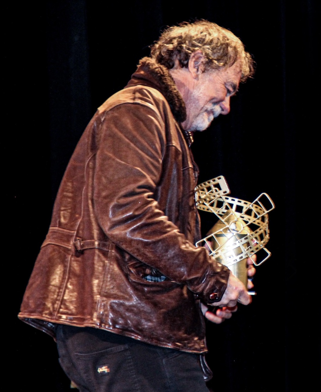 Olivier Marchal recevant le Moulin d'Or sur scène — 9ème Festival SMR13 2024